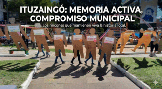 Instalación artística por el Día de la Memoria en la Plaza San Martín de Ituzaingó. Siluetas de cartón que recuerdan a los detenidos-desaparecidos del distrito con el texto: Ituzaingó Memoria Activa, Compromiso Municipal.