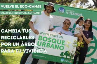 Fotografía de vecinos de Ituzaingó canjeando reciclables por árboles nativos en la Plaza San Martín, una exitosa iniciativa ambiental del Municipio y el plan Bosque Urbano 2030.