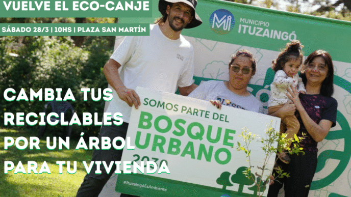 Fotografía de vecinos de Ituzaingó canjeando reciclables por árboles nativos en la Plaza San Martín, una exitosa iniciativa ambiental del Municipio y el plan Bosque Urbano 2030.