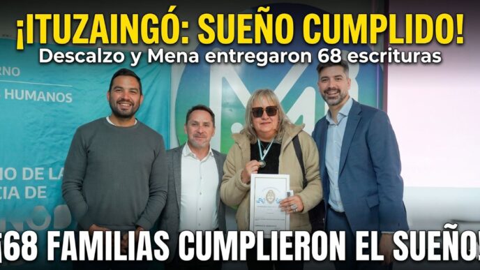 Emocionante entrega de escrituras gratuitas en Ituzaingó: el intendente Pablo Descalzo y vecinos celebrando la casa propia en el Polideportivo La Torcaza.