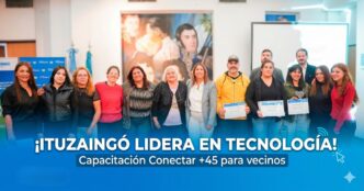 Vecinos de Ituzaingó mostrando sus certificados del programa Conectar +45. Inclusión digital, tecnología y capacitación para adultos.
