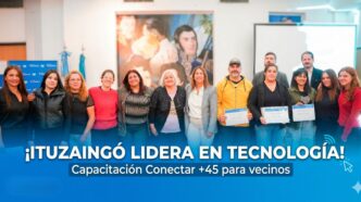 Vecinos de Ituzaingó mostrando sus certificados del programa Conectar +45. Inclusión digital, tecnología y capacitación para adultos.