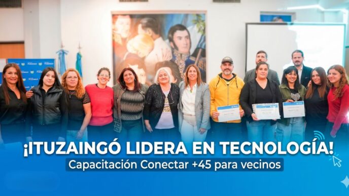 Vecinos de Ituzaingó mostrando sus certificados del programa Conectar +45. Inclusión digital, tecnología y capacitación para adultos.