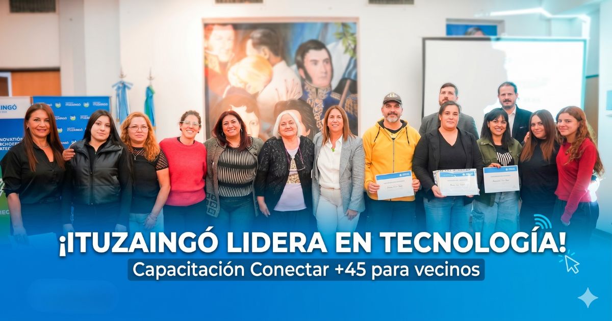 Vecinos de Ituzaingó mostrando sus certificados del programa Conectar +45. Inclusión digital, tecnología y capacitación para adultos.