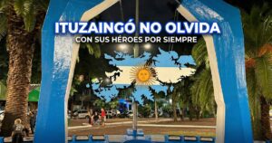 Monumento a los Héroes de Malvinas en la Plaza San Martín de Ituzaingó durante la emotiva vigilia encabezada por el intendente Pablo Descalzo.