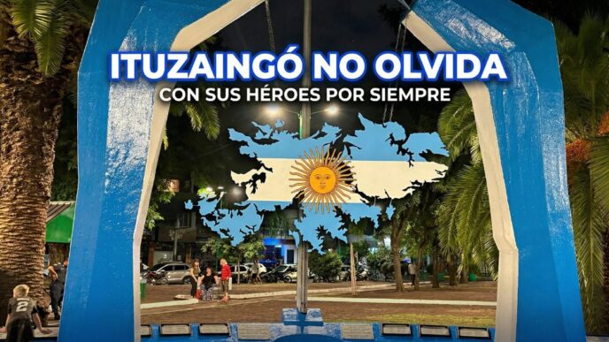 Monumento a los Héroes de Malvinas en la Plaza San Martín de Ituzaingó durante la emotiva vigilia encabezada por el intendente Pablo Descalzo.