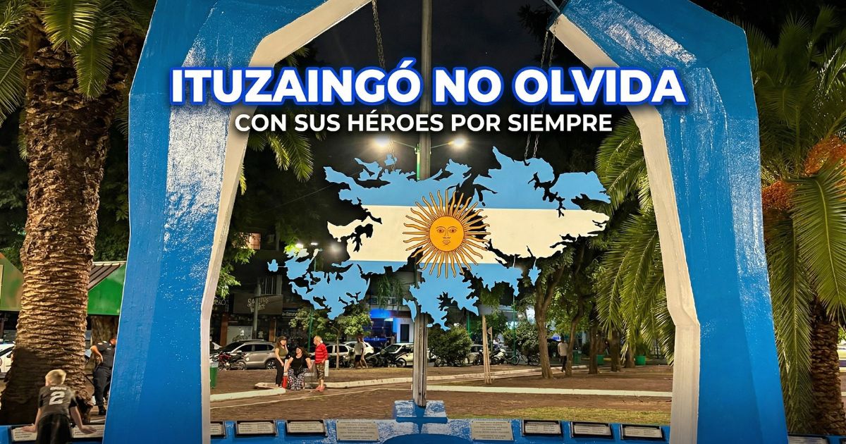 Monumento a los Héroes de Malvinas en la Plaza San Martín de Ituzaingó durante la emotiva vigilia encabezada por el intendente Pablo Descalzo.