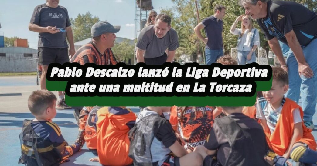 Pablo Descalzo junto a niños y niñas de clubes de barrio en el Polideportivo La Torcaza durante el multitudinario lanzamiento de la Liga Deportiva de Ituzaingó.