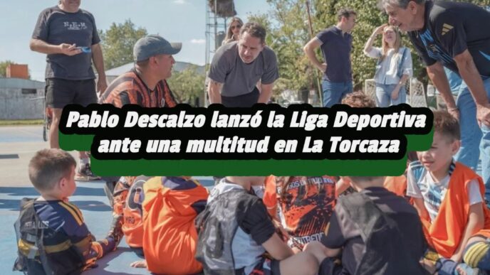 Pablo Descalzo junto a niños y niñas de clubes de barrio en el Polideportivo La Torcaza durante el multitudinario lanzamiento de la Liga Deportiva de Ituzaingó.