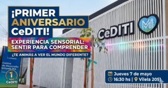 Miniatura de la noticia sobre el primer aniversario del CeDITI Ituzaingó. Muestra el edificio del centro con banners de texto superpuestos. El banner principal azul y dorado dice: "¡PRIMER ANIVERSARIO CeDITI!". Un banner inferior de colores sensoriales dice: "EXPERIENCIA SENSORIAL: SENTIR PARA COMPRENDER". Un cuadro de información en la esquina inferior derecha detalla la fecha, hora y lugar: "Jueves 7 de mayo | 16:30 hs | Vilela 2051". Incluye el sello de "1 AÑO CeDITI" y el logo del "MI" Municipio Ituzaingó.