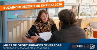 Vecina recibiendo asesoramiento para buscar trabajo en la Agencia de Empleo de la Municipalidad de Ituzaingó. Récord de capacitaciones y desarrollo productivo en 2026.