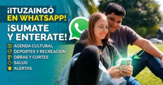 Pareja joven sonriendo mientras mira su celular para suscribirse al nuevo canal de WhatsApp Ituzaingó