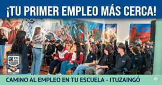 Miniatura de alto impacto de la noticia: '¡TU PRIMER EMPLEO MÁS CERCA!'. Imagen modificada de un taller en el Auditorio Néstor Kirchner con estudiantes interactuando y texto superpuesto claro sobre el programa 'Camino al Empleo en tu Escuela - Ituzaingó'. Incluye íconos de CV y escudo municipal.
