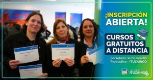 Tres mujeres sonriendo y mostrando sus certificados oficiales del Municipio de Ituzaingó junto al cartel de inscripción abierta para cursos gratuitos a distancia con salida laboral.