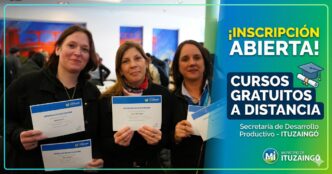 Tres mujeres sonriendo y mostrando sus certificados oficiales del Municipio de Ituzaingó junto al cartel de inscripción abierta para cursos gratuitos a distancia con salida laboral.
