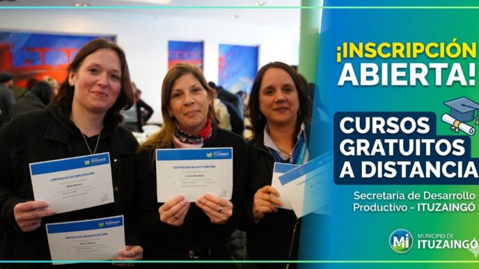 Tres mujeres sonriendo y mostrando sus certificados oficiales del Municipio de Ituzaingó junto al cartel de inscripción abierta para cursos gratuitos a distancia con salida laboral.