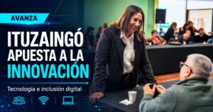 Miniatura de noticia sobre Ituzaingó innovación digital, con una funcionaria municipal dialogando con vecinos durante una jornada de tecnología e inclusión digital.