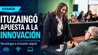 Miniatura de noticia sobre Ituzaingó innovación digital, con una funcionaria municipal dialogando con vecinos durante una jornada de tecnología e inclusión digital.