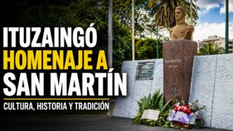Monumento al General José de San Martín en Ituzaingó durante un homenaje con ofrendas florales